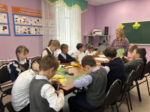 «Наши руки не для скуки»: в Мирном прошел мастер-класс для школьников