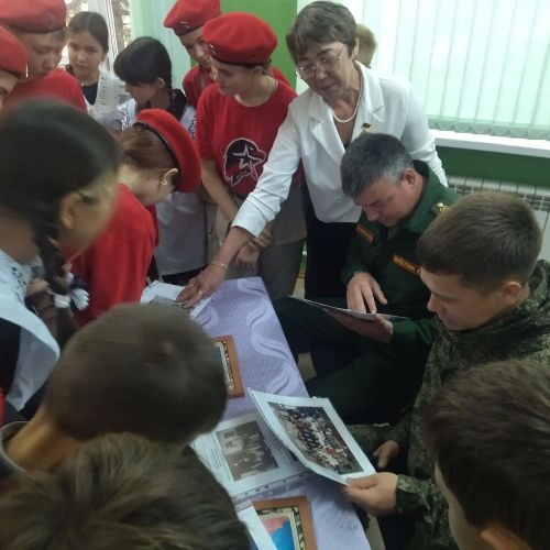 Батырлык дәресе: Югары Мәлем мәктәбендә хәрби егетләр белән очрашу узды