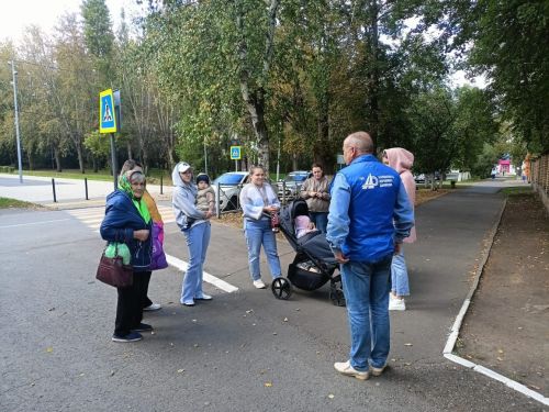 Зәйдә автоинспекторлар мәктәпләрдә ата-аналар белән балалар иминлеге турында сөйләшә