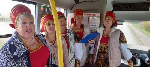 Творческий десант поздравил старшее поколение заинцев в автобусе маршрута №4