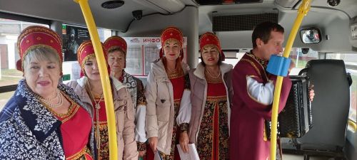 Творческий десант поздравил старшее поколение заинцев в автобусе маршрута №4