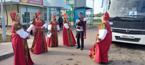 Творческий десант поздравил старшее поколение заинцев в автобусе маршрута №4
