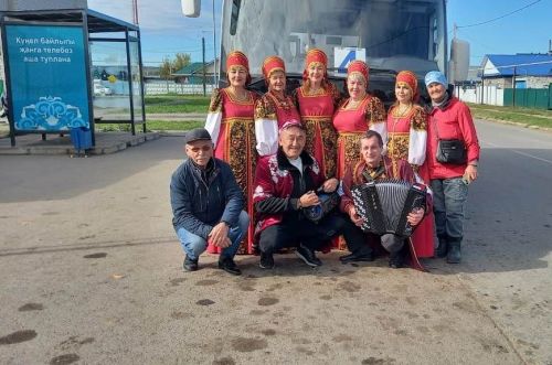 Творческий десант поздравил старшее поколение заинцев в автобусе маршрута №4