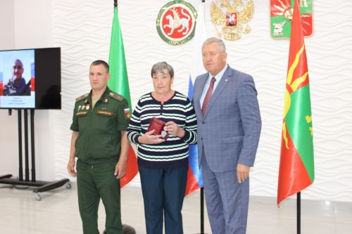 Вечная память и высокая честь: в Заинске семьям погибших героев СВО передали государственные награды