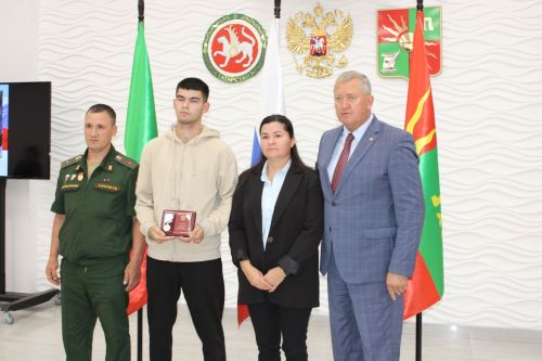 Вечная память и высокая честь: в Заинске семьям погибших героев СВО передали государственные награды
