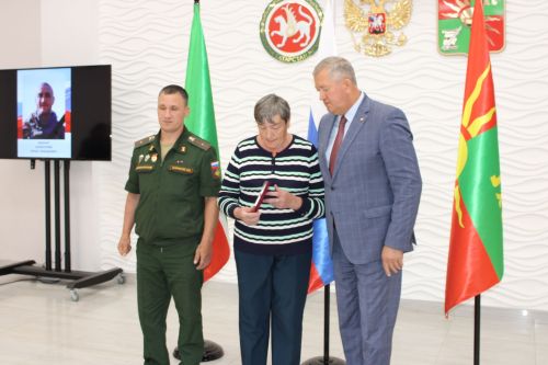 Вечная память и высокая честь: в Заинске семьям погибших героев СВО передали государственные награды