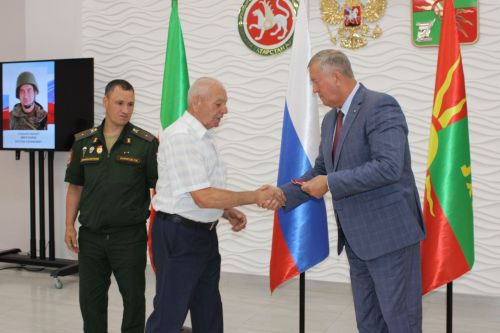 Вечная память и высокая честь: в Заинске семьям погибших героев СВО передали государственные награды