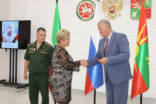 Вечная память и высокая честь: в Заинске семьям погибших героев СВО передали государственные награды