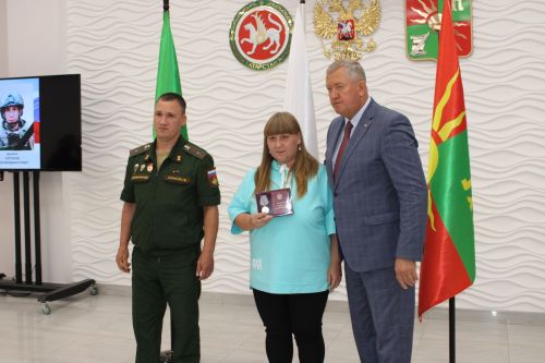 Вечная память и высокая честь: в Заинске семьям погибших героев СВО передали государственные награды