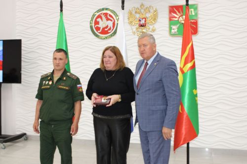 Вечная память и высокая честь: в Заинске семьям погибших героев СВО передали государственные награды