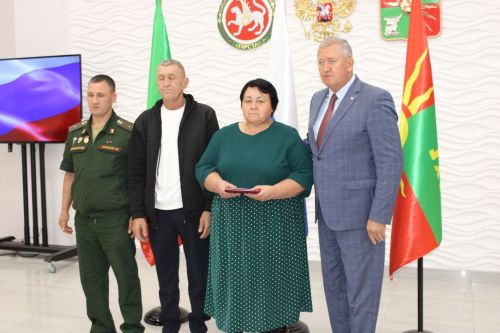 Вечная память и высокая честь: в Заинске семьям погибших героев СВО передали государственные награды