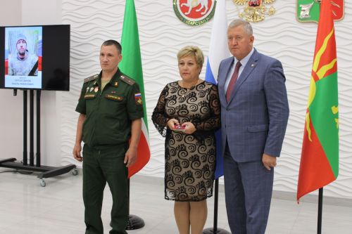 Вечная память и высокая честь: в Заинске семьям погибших героев СВО передали государственные награды