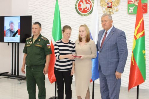 Вечная память и высокая честь: в Заинске семьям погибших героев СВО передали государственные награды