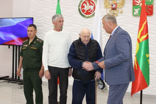 Вечная память и высокая честь: в Заинске семьям погибших героев СВО передали государственные награды