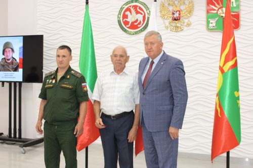 Вечная память и высокая честь: в Заинске семьям погибших героев СВО передали государственные награды