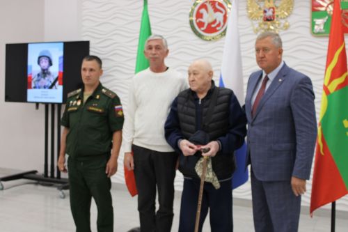 Вечная память и высокая честь: в Заинске семьям погибших героев СВО передали государственные награды
