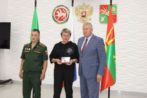 Вечная память и высокая честь: в Заинске семьям погибших героев СВО передали государственные награды