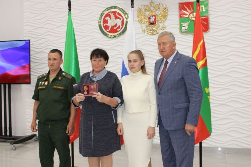 Вечная память и высокая честь: в Заинске семьям погибших героев СВО передали государственные награды