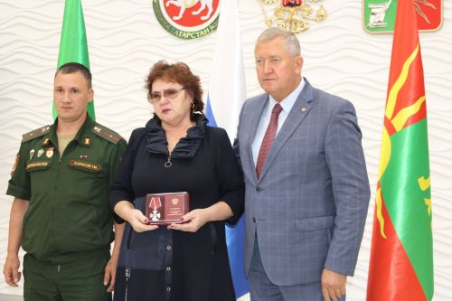 Вечная память и высокая честь: в Заинске семьям погибших героев СВО передали государственные награды