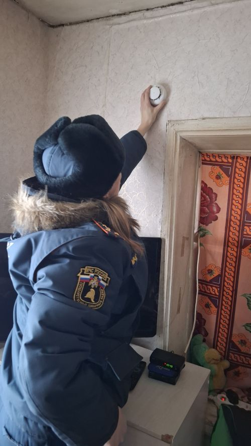 Забота в подарок: как спасатели Заинска помогли многодетным семьям встретить Новый год в безопасности