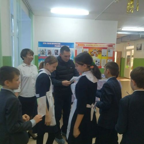 Югары Мәлем мәктәбендә Жуков медале белән бүләкләнгән егет белән очрашу узды