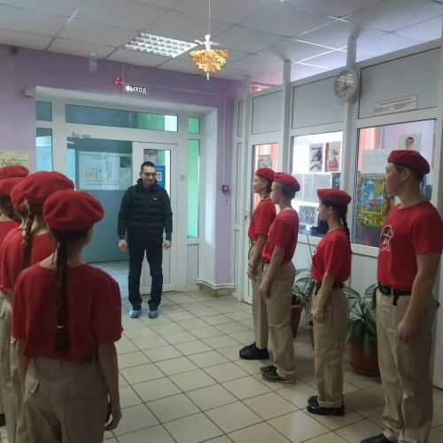 Югары Мәлем мәктәбендә Жуков медале белән бүләкләнгән егет белән очрашу узды