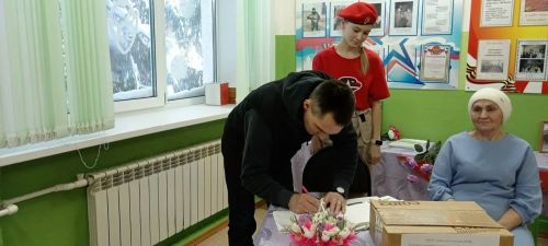 Югары Мәлем мәктәбендә Жуков медале белән бүләкләнгән егет белән очрашу узды