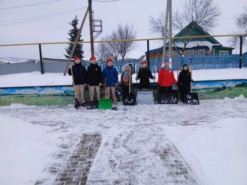 Юнармейцы и участники «Движения Первых» расчистили снег у памятника и родника в Верхнем Налиме