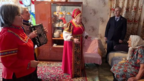 В Заинске с 97-летием поздравили труженицу тыла Марию Корноухову