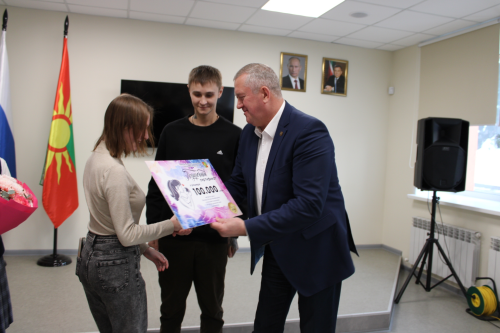 Зәйдә ике хәрби гаиләсендә яңа туган балаларга 100 мең сумлык сертификат тапшырылды