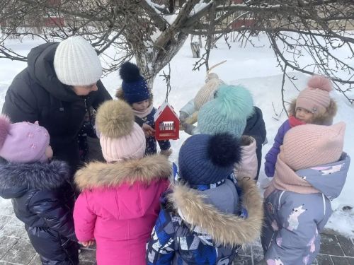 Заинские дошколята сделали кормушки и накормили зимующих птиц