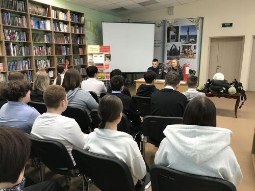 Встреча со спасателями МЧС в Заинске: школьники примерили боевую форму пожарных