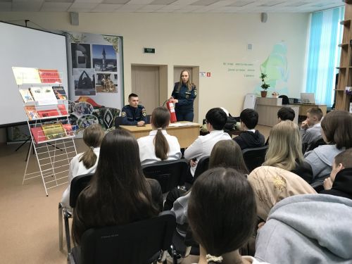 Встреча со спасателями МЧС в Заинске: школьники примерили боевую форму пожарных