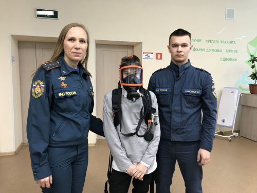 Встреча со спасателями МЧС в Заинске: школьники примерили боевую форму пожарных
