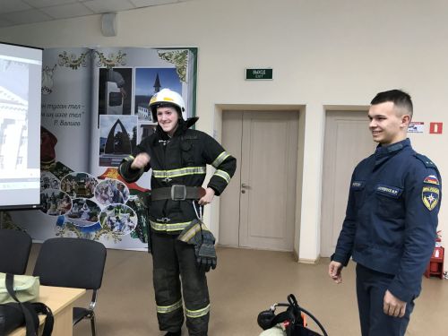 Встреча со спасателями МЧС в Заинске: школьники примерили боевую форму пожарных