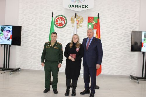 Зәйдә махсус хәрби операциядә һәлак булган геройларның гаиләләренә дәүләт бүләкләре тапшырылды