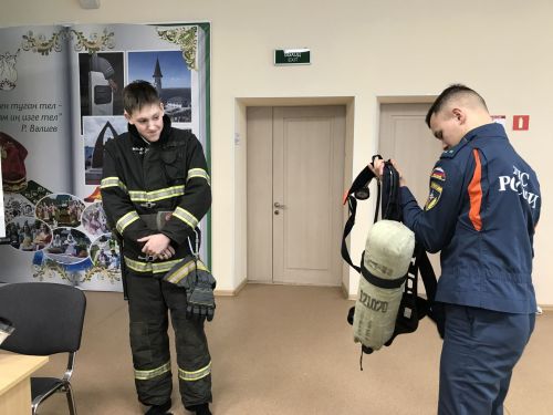 Встреча со спасателями МЧС в Заинске: школьники примерили боевую форму пожарных