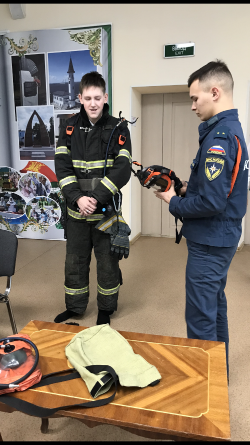 Встреча со спасателями МЧС в Заинске: школьники примерили боевую форму пожарных