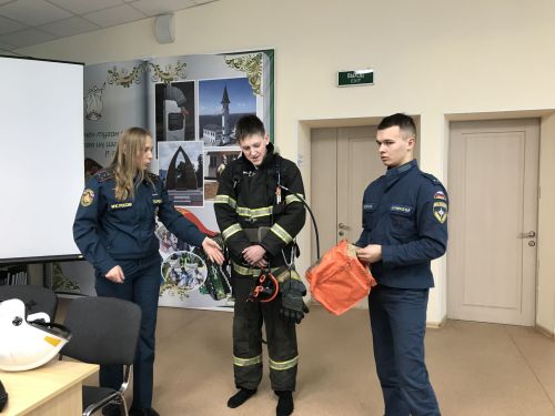 Встреча со спасателями МЧС в Заинске: школьники примерили боевую форму пожарных