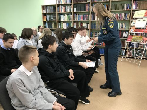 Встреча со спасателями МЧС в Заинске: школьники примерили боевую форму пожарных