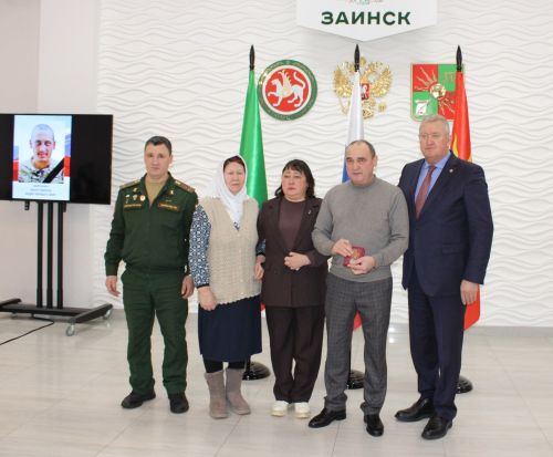 Зәйдә махсус хәрби операциядә һәлак булган геройларның гаиләләренә дәүләт бүләкләре тапшырылды