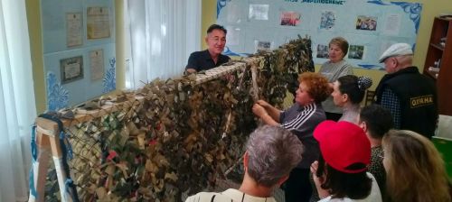 Жители микрорайона Мирный освоили плетение маскировочных сетей