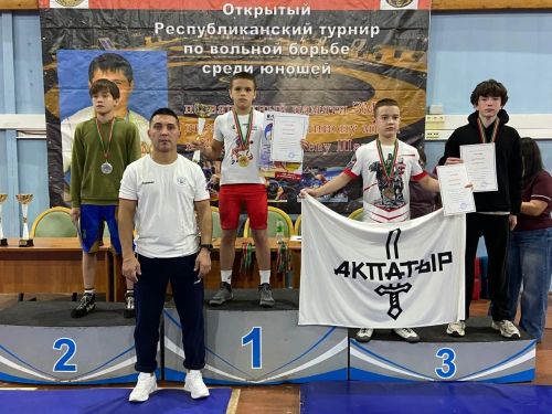Зәйнең яшь көрәшчеләре төбәкара турнирда җиңүләр яулады