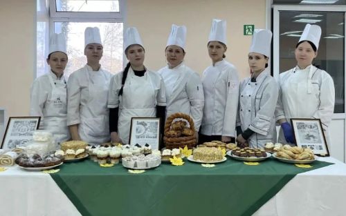 Заинские студенты организовали выставку кондитерских изделий в День повара