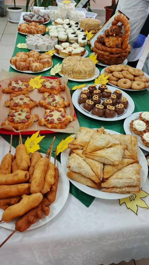 Зәй студентлары пешекчеләр көнендә кондитер ризыклары күргәзмәсе оештырды