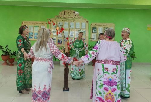 Сотрудники ГДК Мирного организовали праздник «Именины у рябины»