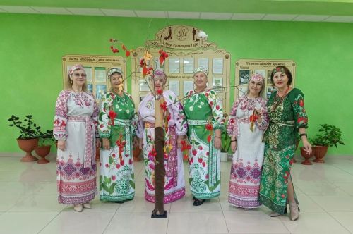 Сотрудники ГДК Мирного организовали праздник «Именины у рябины»