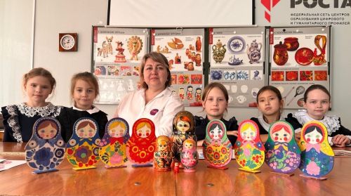 Школьницы Савалеевской школы расписали матрёшек