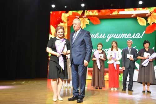 Зәйдә педагоглар бүләкләнде