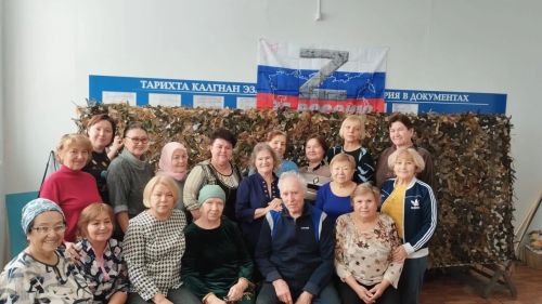 Пенсионеры Старого Заинска плетут масксети для бойцов и живут активно